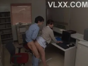 Chàng trai tân lọt vào mắt xinh của 2 chị dâm nữ