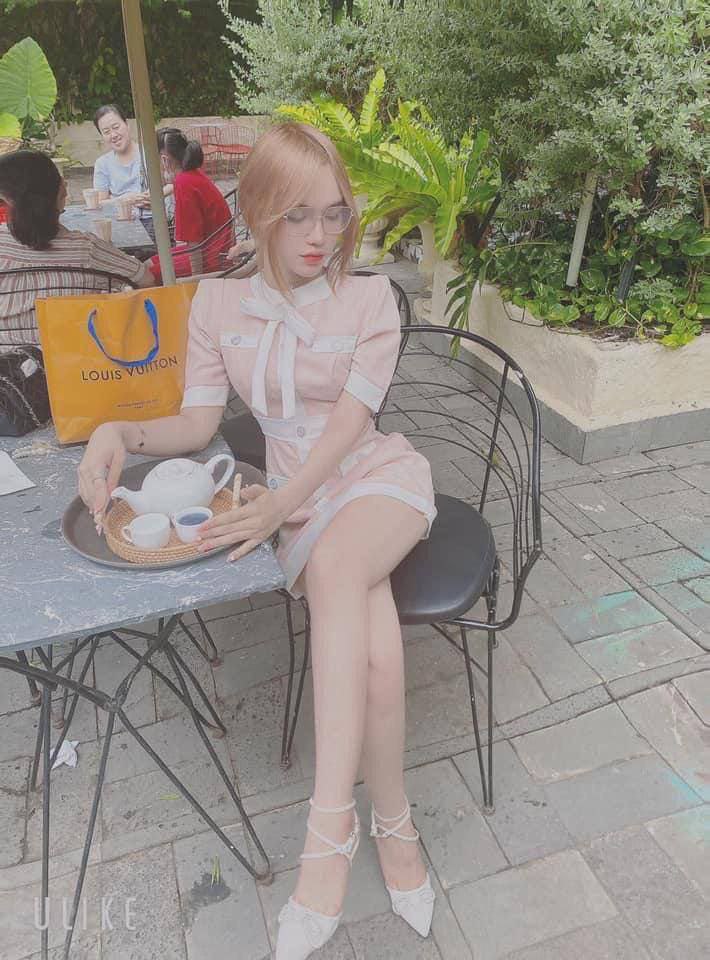 Sau khi ăn lẩu, tôi đã gặp được một người nổi tiếng ở Thượng Hải vào năm 2001~ Cô giáo mẫu giáo lụa đen giỏi nhất đang trong thời kỳ rụng trứng, cô ấy vui mừng đến mức hét lên...
